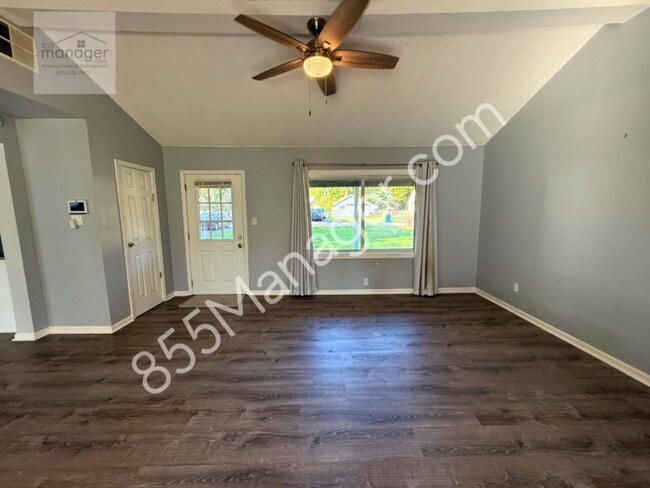 Building Photo - Updated 4-Bedroom with Primary Suite & Fen...