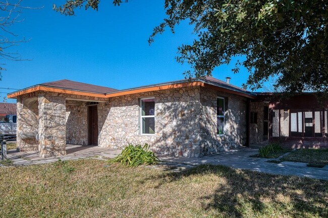 Building Photo - 522 Dennis Dr