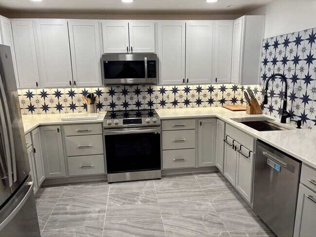 Foto del edificio - LOCATION!  Furnished (can come non-furnish...