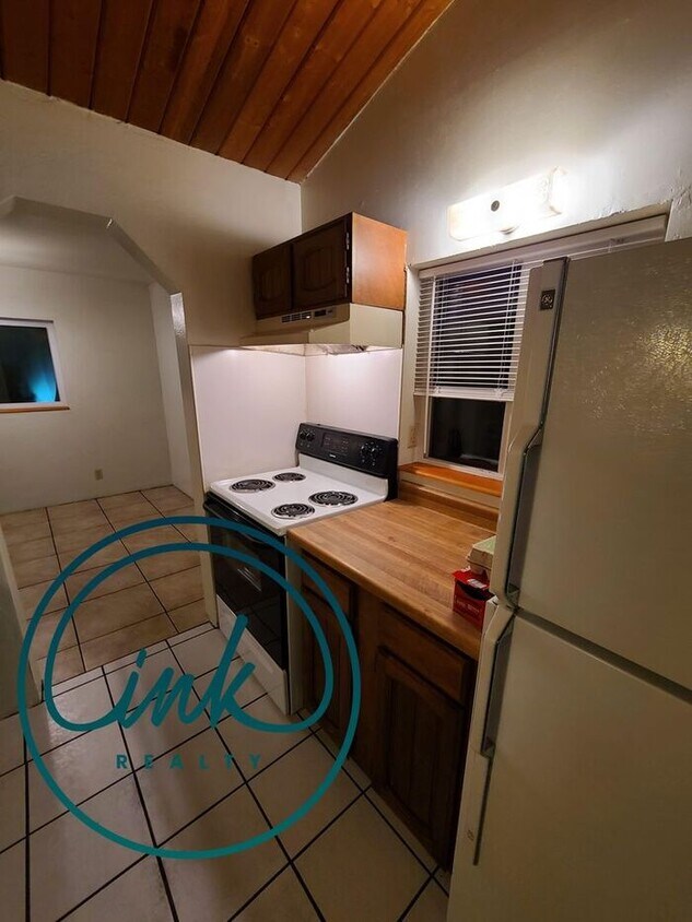 Primary Photo - 2 bed 1 Bath Duplex Unit $1,100 a month