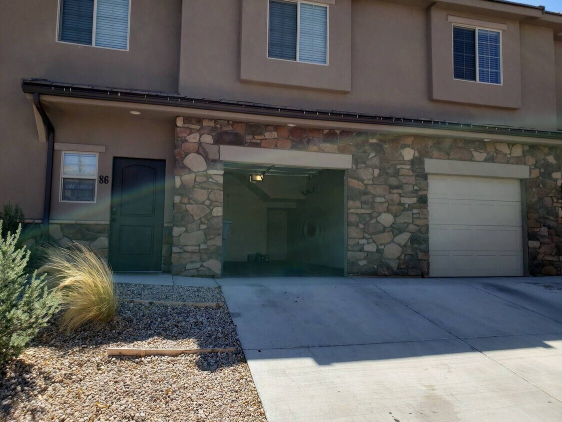 Foto principal - 3 Bedroom Townhome in Prime Washington Com...