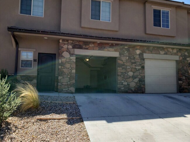 Foto del edificio - 3 Bedroom Townhome in Prime Washington Com...