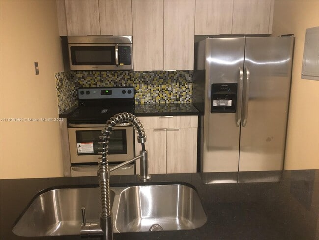 Foto del edificio - 555 NE 123rd St