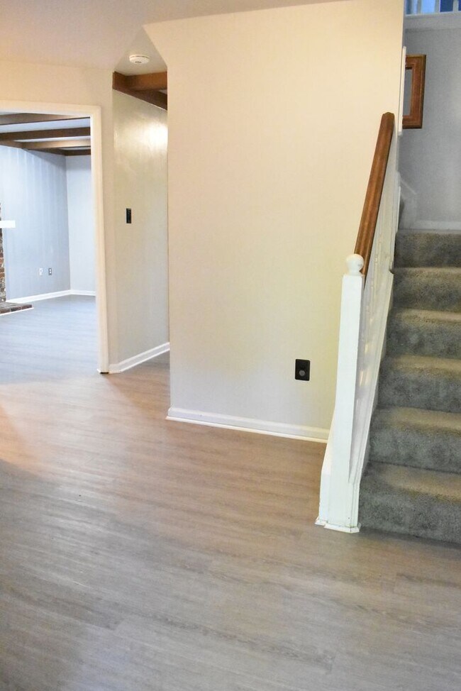 Foto del edificio - Welcome To Lake Ridge's Finest...