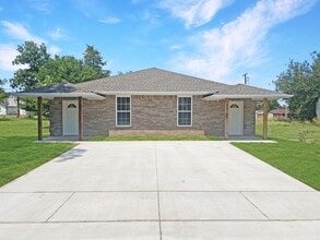 Building Photo - 805 SW Summit Ave