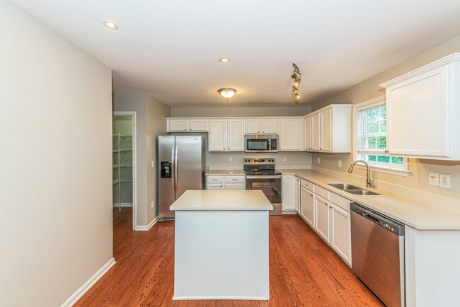Building Photo - 6412 Willowlawn Dr