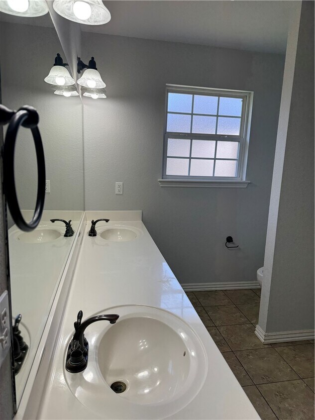 Foto del edificio - 2402 N Stonecrest Dr