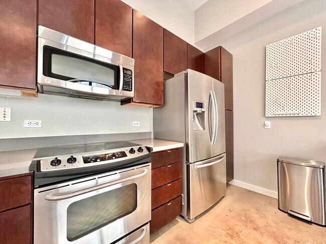 Foto del edificio - Charming Downtown High Rise Condo  1BD/1BA with Upgraded Features