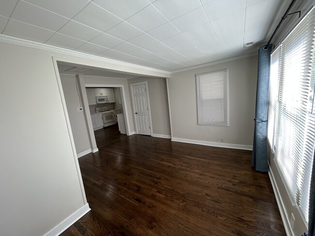 Foto del edificio - 827 N Cedar Lake Rd