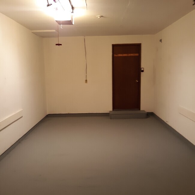 Garage - 950 W Oak Ct