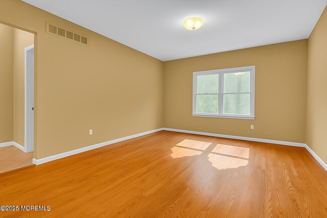 Building Photo - 220 Whalepond Rd