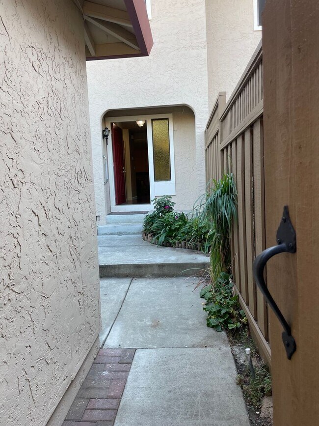 Building Photo - Santa Clara - Warm and spacious townhome
