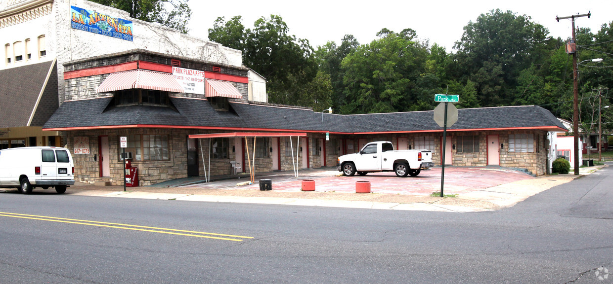 Primary Photo - Park Plaza Apartments