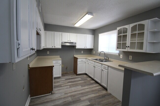 Foto del edificio - 530 Roys Ct