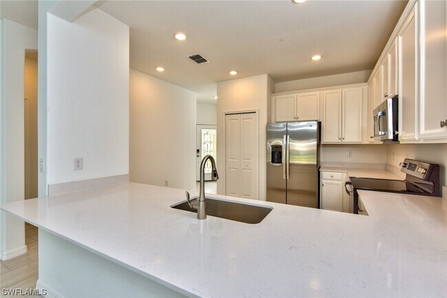 Building Photo - 2591 Vine Ave
