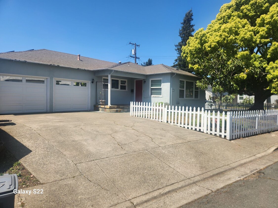 Foto principal - Bright and Cheery, well maintained 3 bedro...