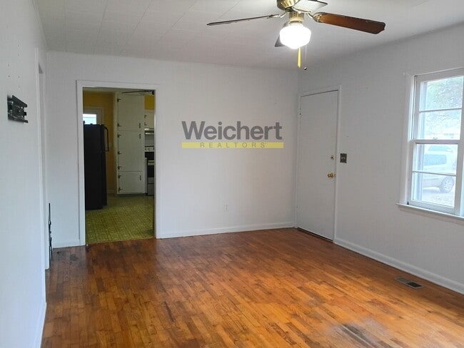 Building Photo - Cozy 2BR Home with Fenced Yard