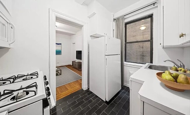 Building Photo - 151 W 74th St
