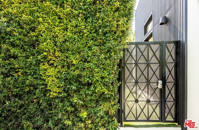 Foto del edificio - 8907 Rosewood Ave
