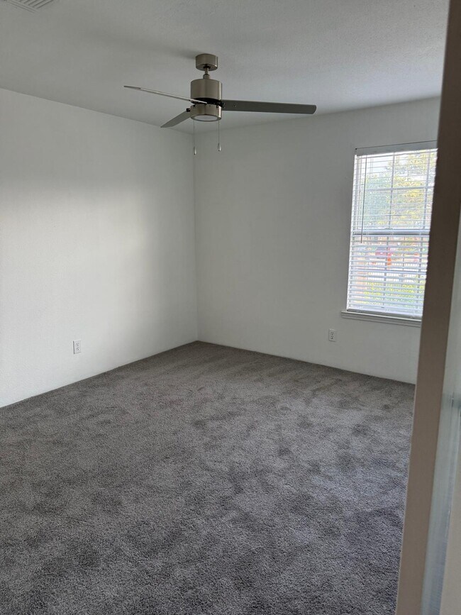 Foto del edificio - 8243 Creekbend Dr