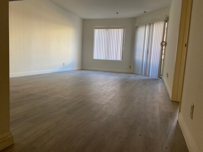 Foto del edificio - 10916 Ashton Ave