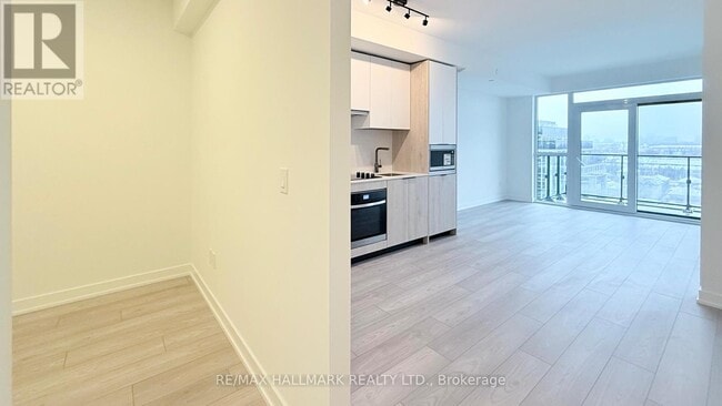 Building Photo - 1007 The Queensway