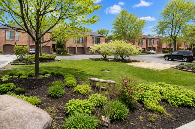 Building Photo - 2S726 Williamsburg Ct