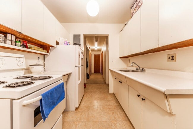 Building Photo - Elmwood Manor