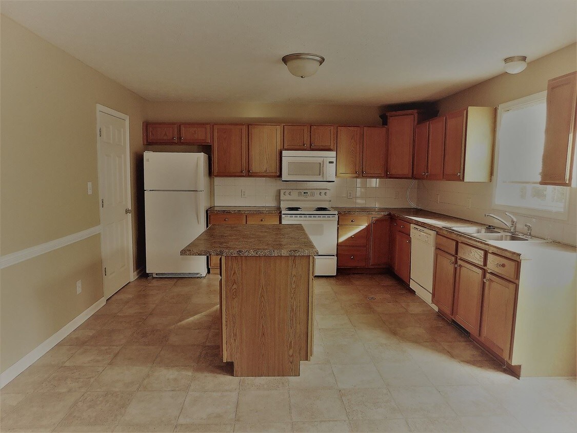 Building Photo - 1004 Middleview Dr