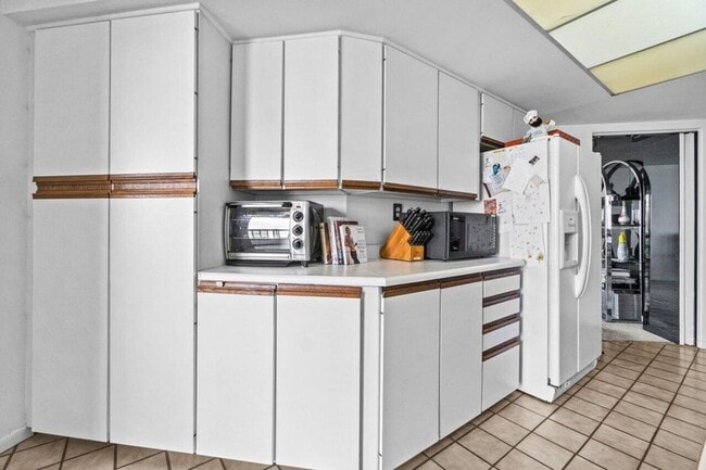 Building Photo - 1900 Consulate Pl