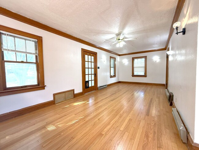 Building Photo - 3-bedroom single family in West Allis - Av...