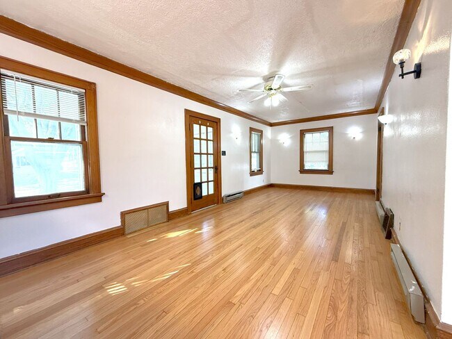 Foto del edificio - 3-bedroom single family in West Allis - Av...