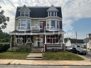 Building Photo - 840 W College Ave