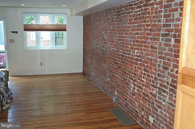 Building Photo - 522 Watkins St