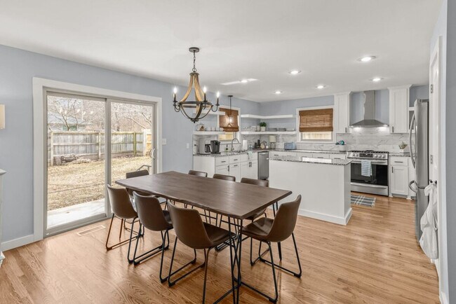 Building Photo - 201 N Dogwood St