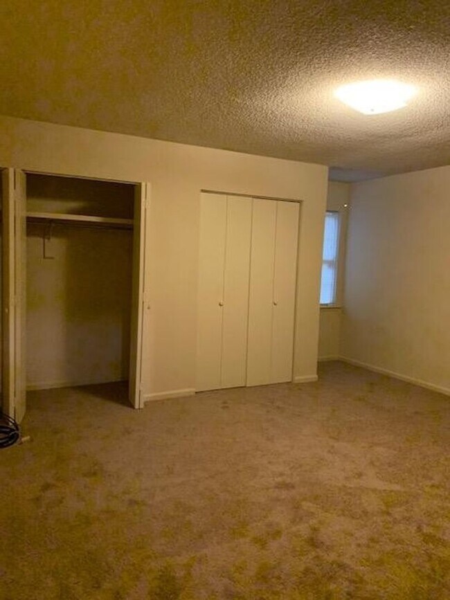 Building Photo - 2 Bedroom/2 Bathroom Townhome located clos...