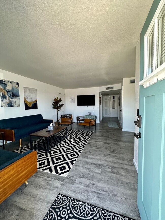 Building Photo - updated - unfurnished - 3 bed 2 bath - Duplex with a single car garage