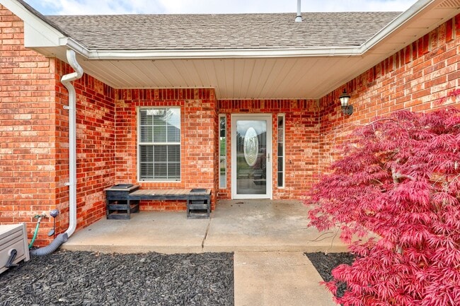 Building Photo - 1605 Silver Oak Dr