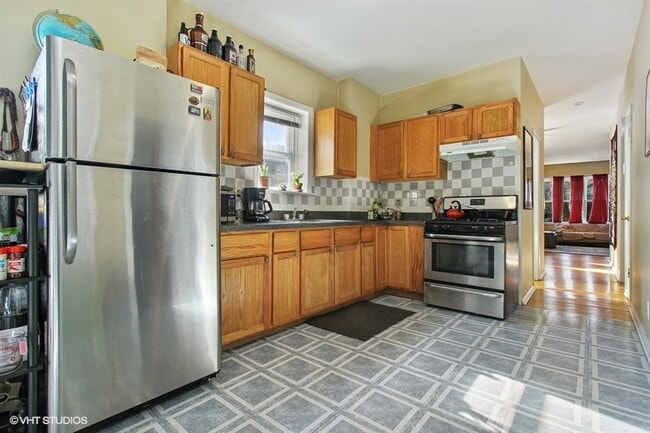 Kitchen - 2915 Hamlin N Ave