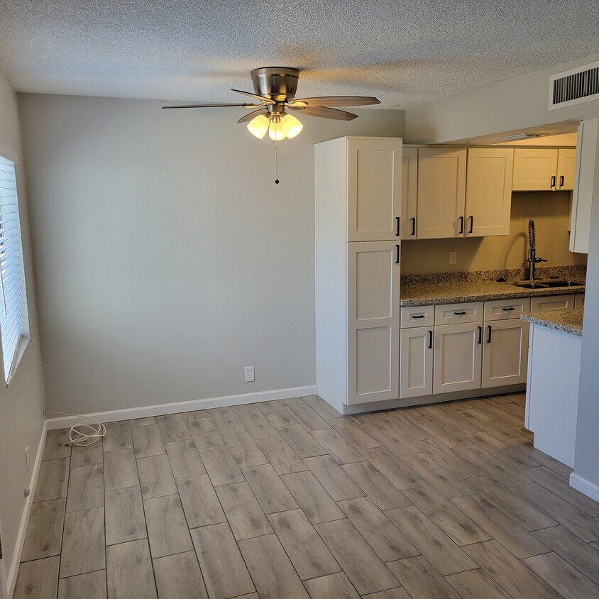 Primary Photo - 286 W Palomino Dr