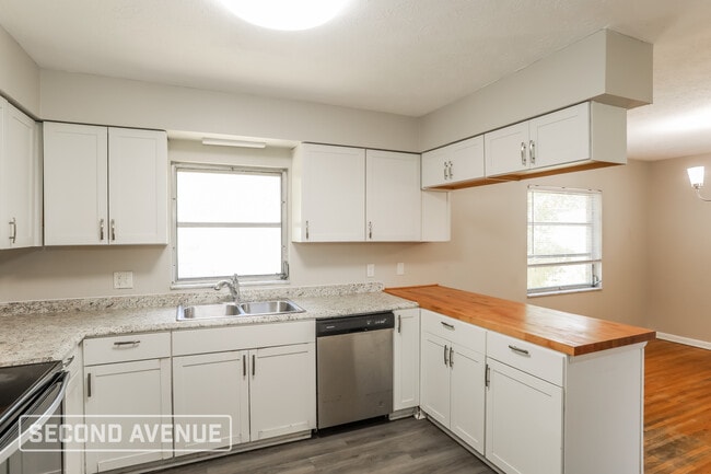 Building Photo - 5943 Jaguar Dr W