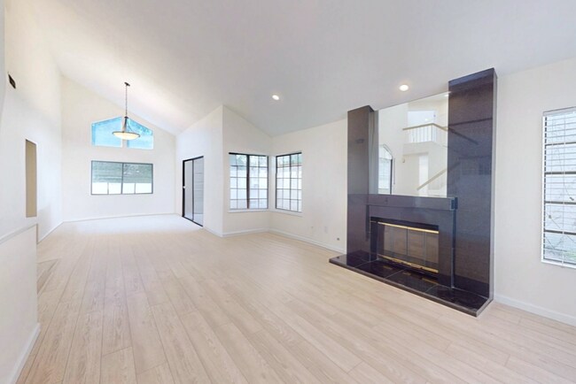 Foto del edificio - 5813 Serrania Ave