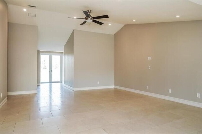 Building Photo - 4240 1st Ave, Naples, FL, 34119