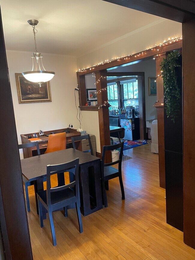 Dining - 709 W 38th St