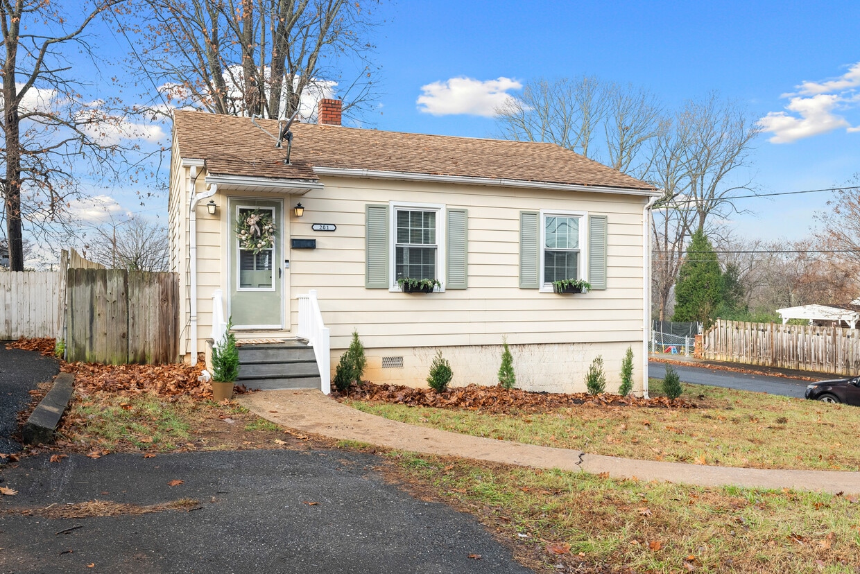 Photo - 201 Perrymont Ave (Lynchburg, VA)