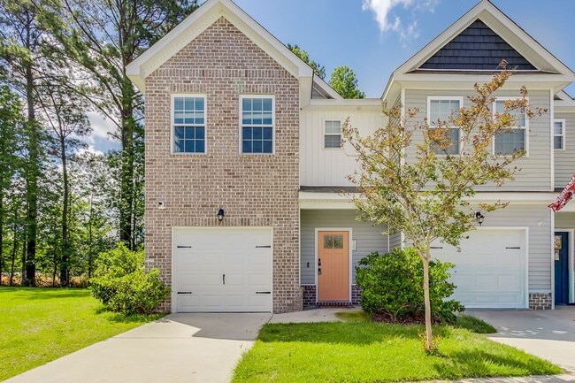 Building Photo - Amenities packed townhouse!