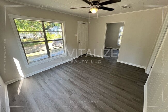 Building Photo - Beautiful Renovated 3 Bedroom 1 Bathroom h...