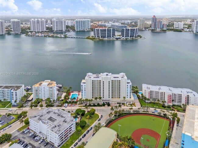 Foto del edificio - 18100 N Bay Rd