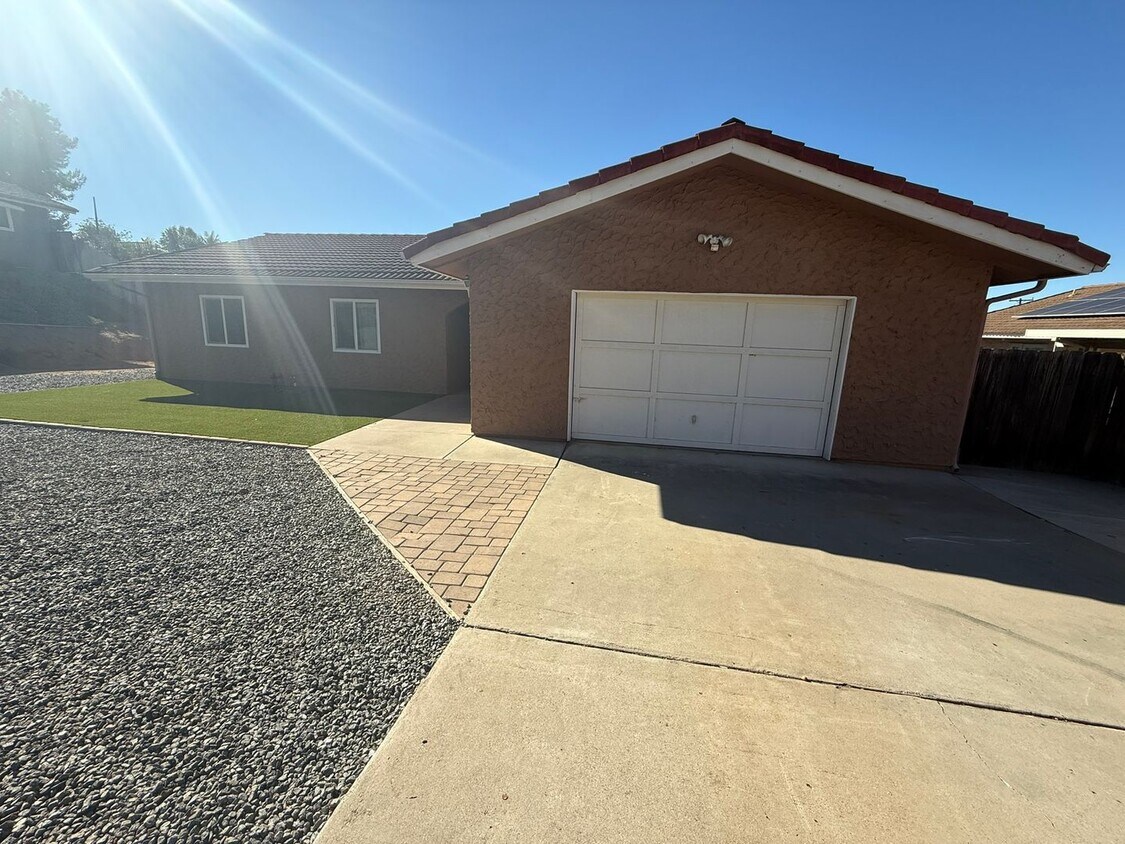 Foto principal - Charming 3-Bedroom 2-Bath Home with Large ...