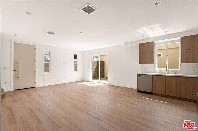 Foto del edificio - 5910 Mammoth Ave
